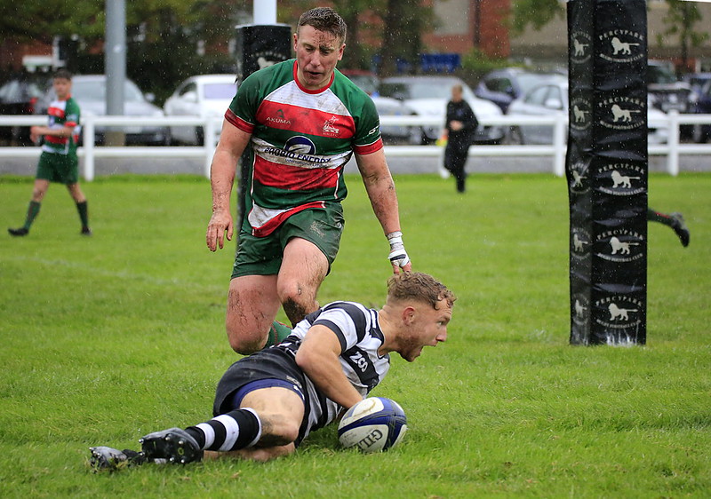 Howard Stock crosses for 2nd try